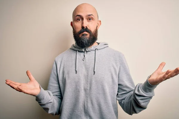 Hombre Calvo Deportivo Guapo Con Barba Usando Sudadera Pie Sobre —  Fotos de Stock