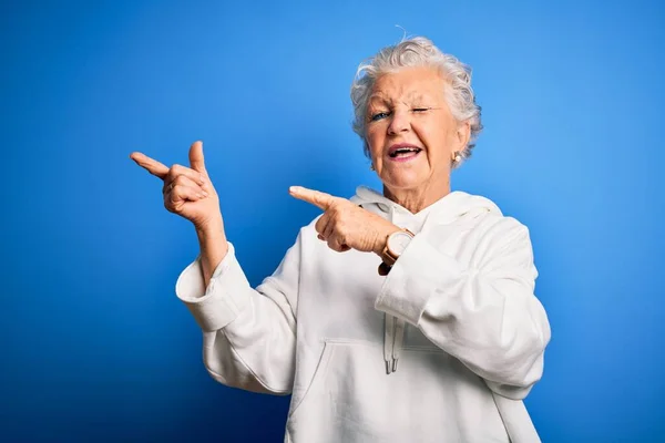 Senior Beautiful Sporty Woman Wearing White Sweatshirt Isolated Blue Background — Stock Photo, Image