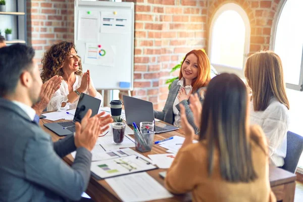 Groep Van Zakelijke Werknemers Glimlachend Gelukkig Vol Vertrouwen Samenwerken Met — Stockfoto