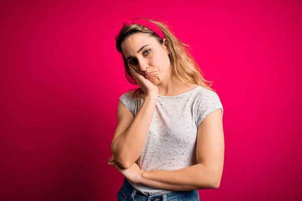 Young Beautiful Blonde Woman Wearing Casual Shirt Standing Isolated Pink — Stock Photo, Image