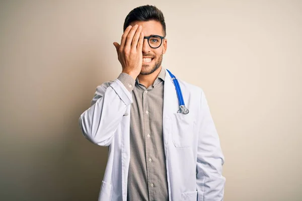 Joven Médico Con Gafas Bata Blanca Médica Estetoscopio Sobre Fondo — Foto de Stock