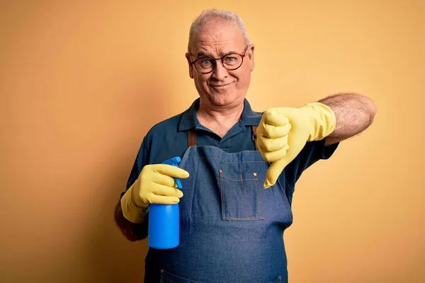 Reinigungskraft Mittleren Alters Mit Schürze Und Handschuhen Sprayer Mit Wütendem — Stockfoto