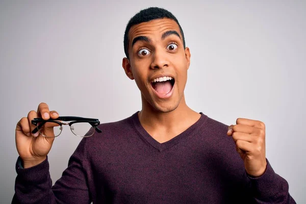 Jovem Homem Óptico Afro Americano Bonito Segurando Óculos Sobre Fundo — Fotografia de Stock