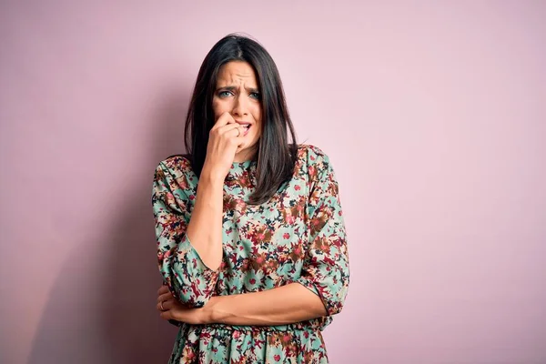 Ung Brunett Kvinna Med Blå Ögon Bär Blommig Färgglad Klänning — Stockfoto