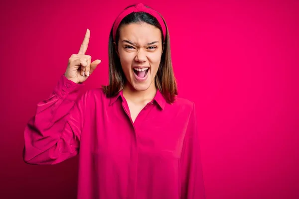 Young Beautiful Brunette Girl Wearing Casual Shirt Standing Isolated Pink — Stock Photo, Image