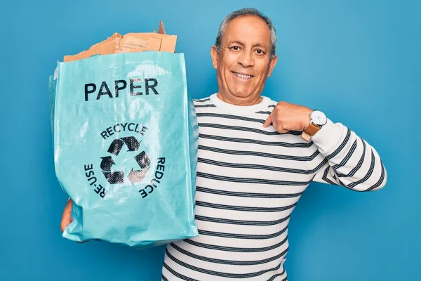 Homem Cabelos Grisalhos Sênior Reciclagem Segurando Saco Com Papelão Para — Fotografia de Stock