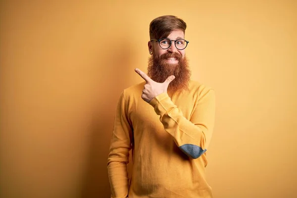 Красивый Ирландский Рыжий Мужчина Бородой Очках Желтом Изолированном Фоне Веселый — стоковое фото