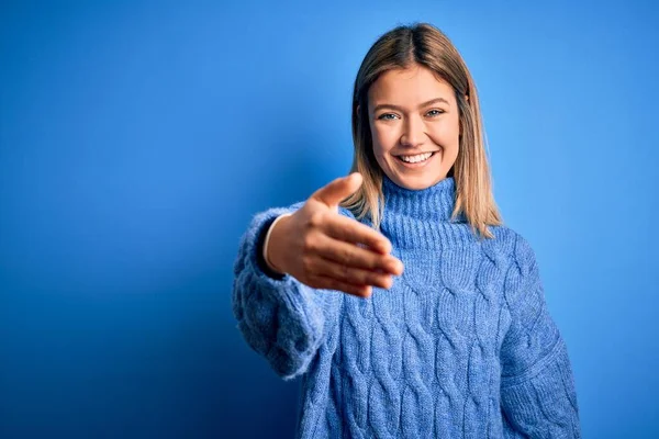 Jonge Mooie Blonde Vrouw Dragen Winterwol Trui Blauw Geïsoleerde Achtergrond — Stockfoto