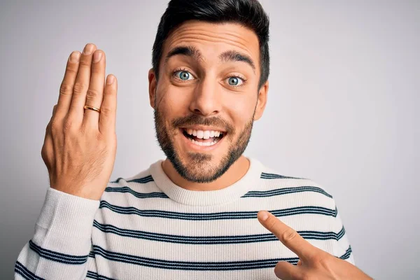 Schöner Mann Mit Bart Zeigt Bündnisring Ehe Finger Über Weißem — Stockfoto