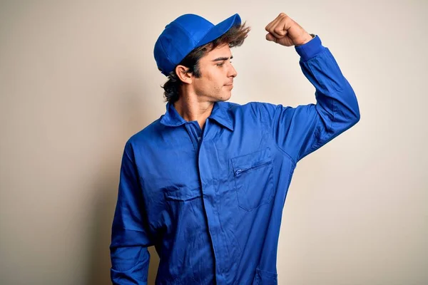 Junger Mechaniker Mit Blauer Mütze Und Uniform Steht Vor Isoliertem — Stockfoto