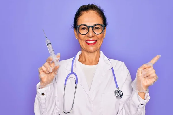 Středního Věku Senior Professional Doctor Woman Holding Syringe Medical Vaccine — Stock fotografie