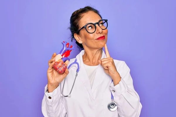 Medio Età Anziano Cardiologo Medico Donna Possesso Cardiologia Professionale Cuore — Foto Stock