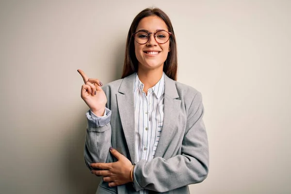 Joven Mujer Negocios Morena Hermosa Con Chaqueta Gafas Sobre Fondo — Foto de Stock