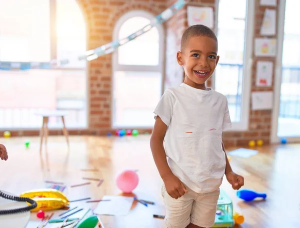 Schattige Afro Amerikaanse Peuter Die Blij Lacht Staande Met Een — Stockfoto