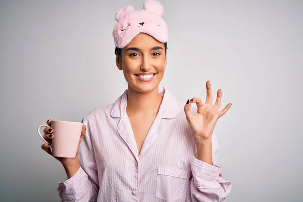 Jong Mooi Brunette Vrouw Dragen Pyjama Slaapmasker Drinken Kopje Koffie — Stockfoto