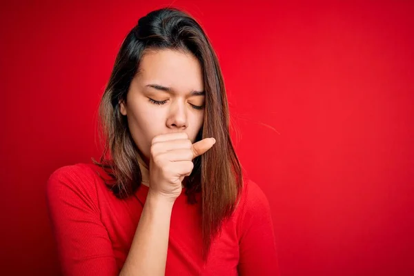 Menina Bonita Morena Jovem Vestindo Camiseta Casual Sobre Fundo Vermelho — Fotografia de Stock