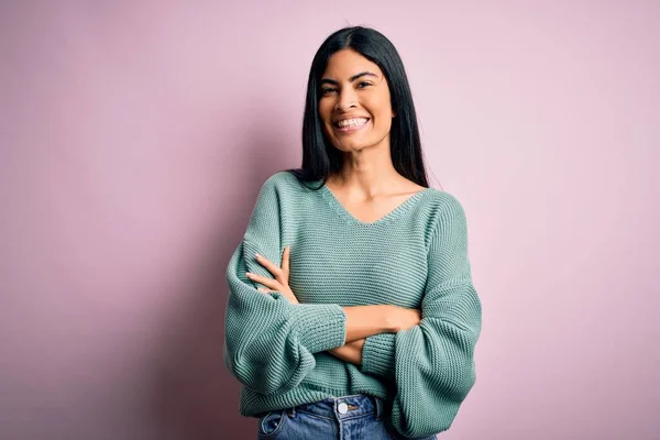 Junge Schöne Hispanische Modefrau Grünem Pullover Vor Rosa Hintergrund Glücklich — Stockfoto