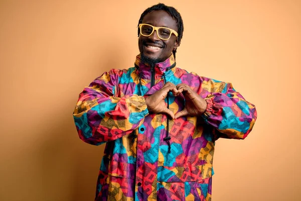 Bonito Homem Afro Americano Vestindo Casaco Colorido Óculos Sobre Fundo — Fotografia de Stock