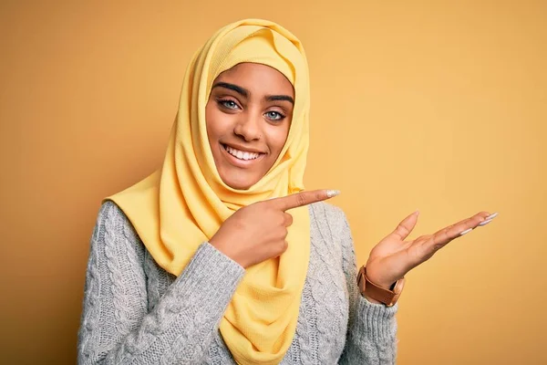 Junge Schöne Afrikanisch Amerikanische Mädchen Trägt Muslimischen Hijab Über Isolierten — Stockfoto