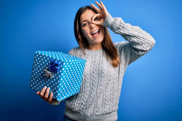 Young Blonde Woman Holding Gift Box Birthday Present Isolated Background — Stock Photo, Image
