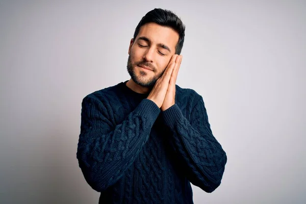 Jonge Knappe Man Met Baard Draagt Casual Trui Staan Witte — Stockfoto