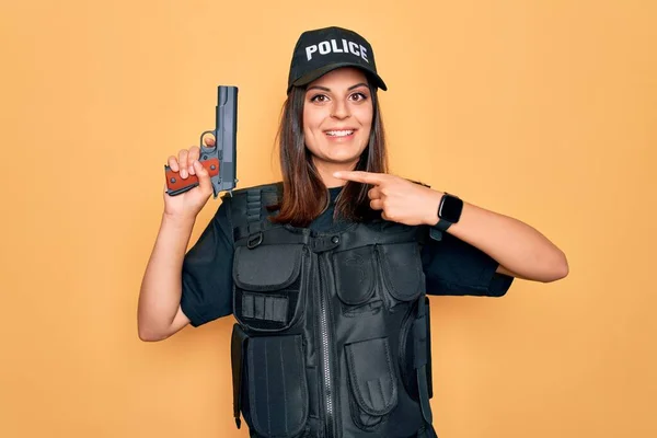 Jovem Bela Policial Morena Vestindo Uniforme Policial Prova Balas Boné — Fotografia de Stock