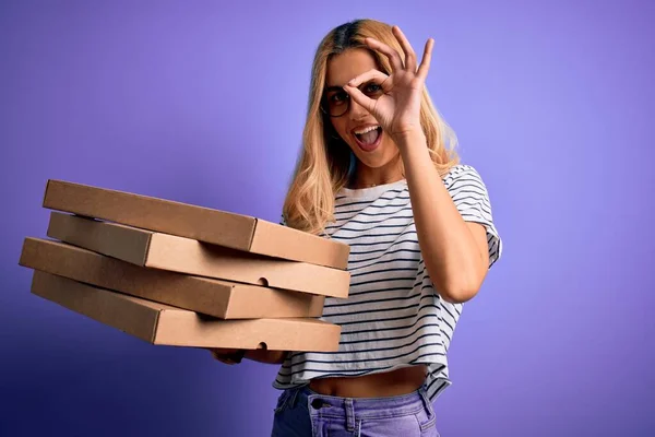 Mladá Krásná Blondýnka Žena Drží Krabice Italské Pizzy Přes Izolované — Stock fotografie