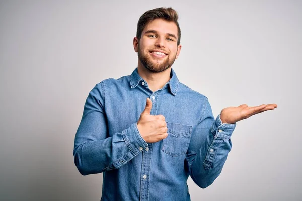 Jonge Knappe Blonde Man Met Baard Blauwe Ogen Casual Denim — Stockfoto