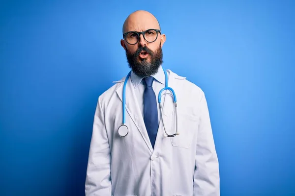 Pohledný Holohlavý Lékař Vousy Brýlích Stetoskopem Modrém Pozadí Šokující Tváři — Stock fotografie