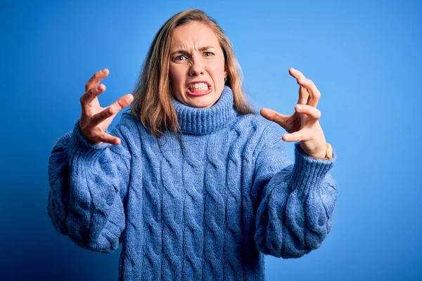 Young Beautiful Blonde Woman Wearing Casual Turtleneck Sweater Blue Background — Stock Photo, Image