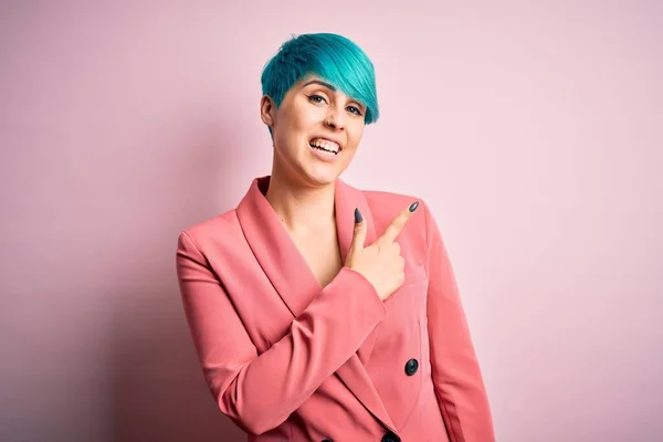 Fiatal Gyönyörű Üzletasszony Kék Divat Haj Visel Kabát Felett Rózsaszín — Stock Fotó