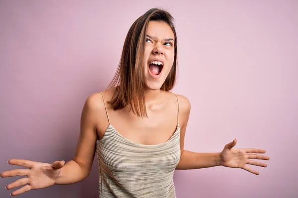 Jong Mooi Brunette Meisje Dragen Casual Gestreept Shirt Geïsoleerde Roze — Stockfoto