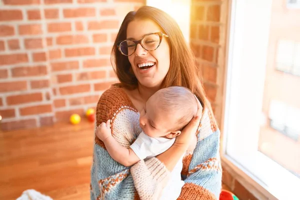 Jonge Mooie Vrouw Haar Baby Staan Thuis Moeder Houden Knuffelen — Stockfoto