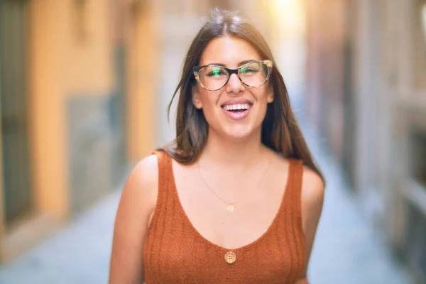 Ung Vacker Kvinna Ler Glad Och Självsäker Stående Med Leende — Stockfoto