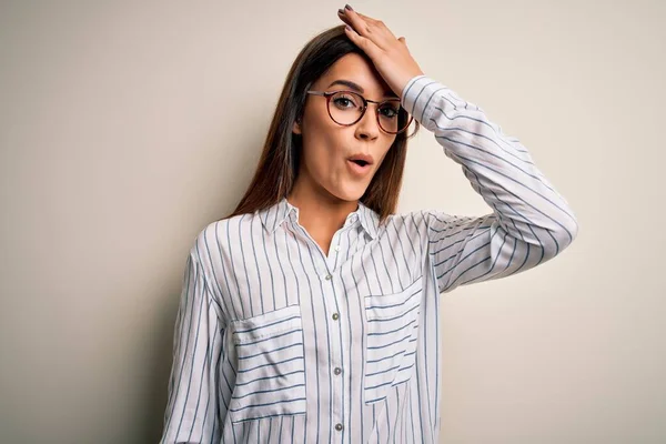 Joven Mujer Morena Hermosa Con Camisa Casual Gafas Sobre Fondo — Foto de Stock