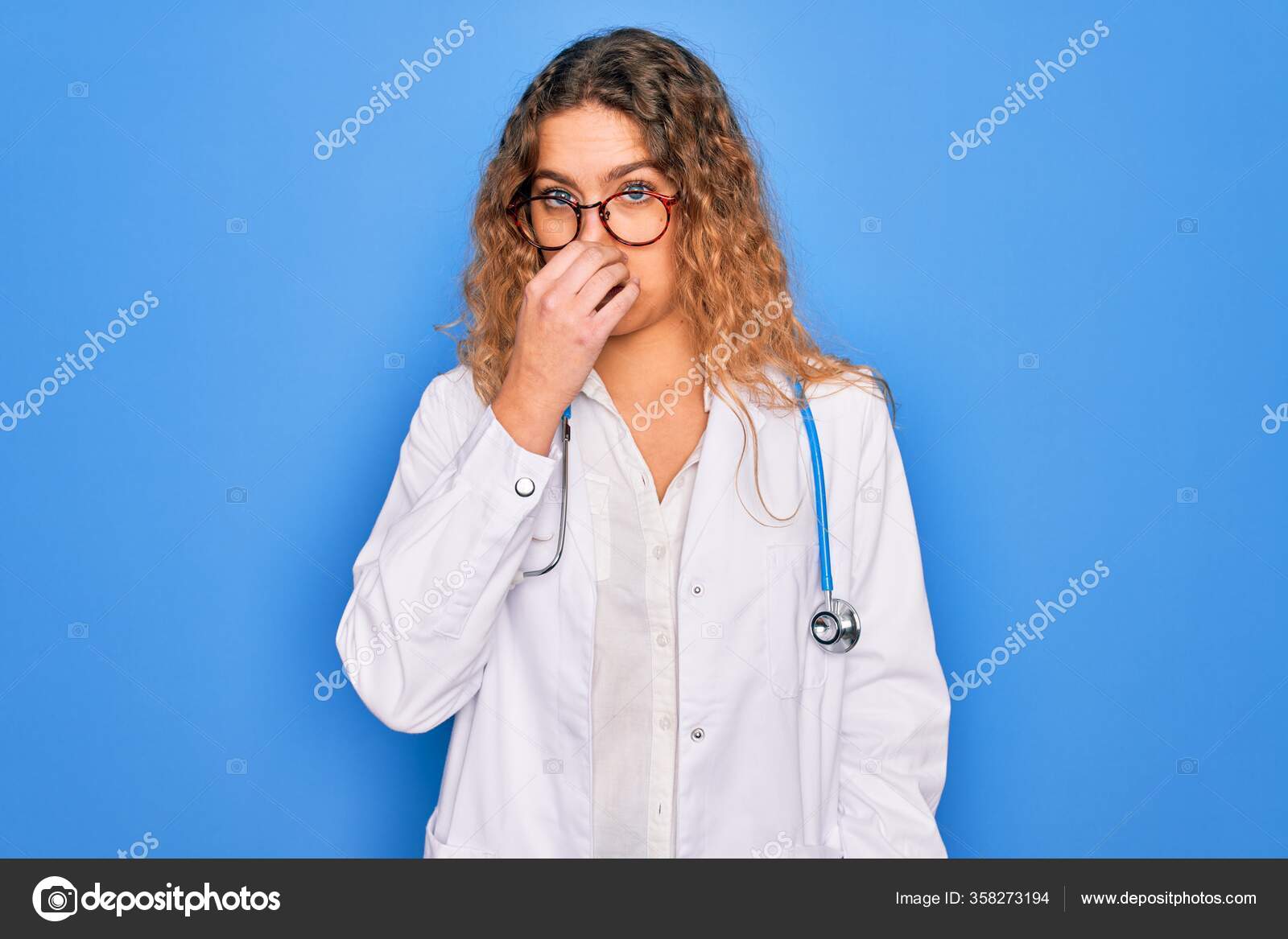 Jeune Fille Médecin Dans Un Manteau Blanc Avec Un Stéthoscope