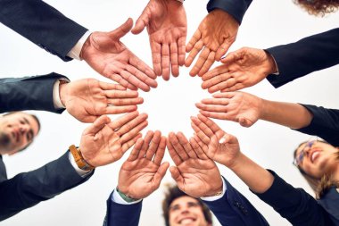 Bir grup iş adamı mutlu ve kendinden emin gülümsüyor. Yüzünde bir gülümsemeyle bir çemberin üzerinde durarak ofiste el ele tutuşarak semboller çizerek..
