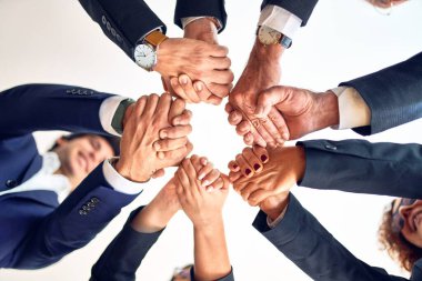 Bir grup iş adamı mutlu ve kendinden emin gülümsüyor. Yüzünde gülümsemeyle bir çemberin üzerinde durup ofiste el ve kollarla sembol çiziyorsun..