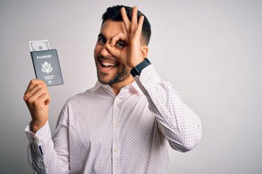 Amerika Birleşik Devletleri pasaportlu genç ve yakışıklı bir turist gülümseyen bir yüzle mutlu bir yüzü var.