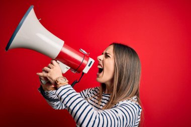 Genç beyaz kadın megafonla protesto için bağırıyor. Hoparlörde bağırmak heyecan verici.