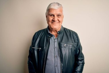 Üst düzey yakışıklı beyaz gömlekli ve ceketli adam izole edilmiş beyaz arka planda mutlu ve havalı bir gülümsemesi var. Şanslı kişi..