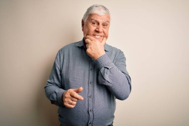 Üst düzey yakışıklı beyaz gömlekli adam izole edilmiş beyaz arka planda dikiliyor kameraya bakıyor kollarını kavuşturmuş ve çenesini kaldırmış gülümsüyor. Olumlu düşünüyorum..