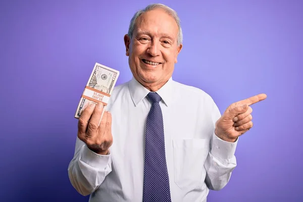 Старший Сіро Волохатий Чоловік Тримає Купу Банкнот Ятдесят Доларів Над — стокове фото