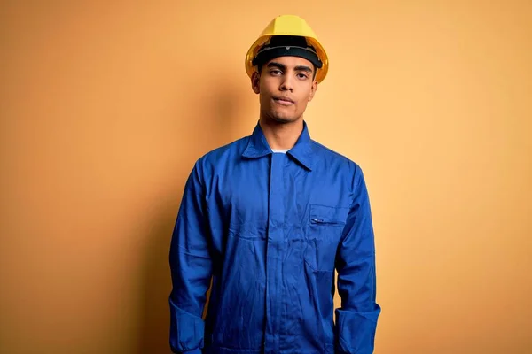 Joven Trabajador Afroamericano Guapo Vestido Con Uniforme Azul Casco Seguridad —  Fotos de Stock