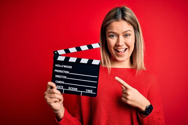 Ung Vacker Kvinna Som Håller Clapboard Stående Över Isolerad Röd — Stockfoto