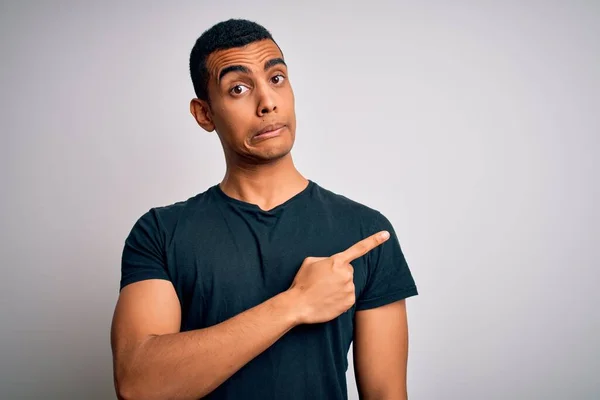 Joven Hombre Afroamericano Guapo Vistiendo Camiseta Casual Pie Sobre Fondo —  Fotos de Stock