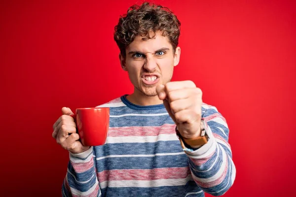 Ung Blond Man Med Lockigt Hår Dricka Kopp Kaffe Stående — Stockfoto