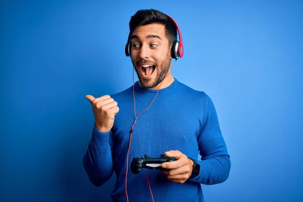 Joven Jugador Guapo Con Barba Jugando Videojuego Usando Joystick Auriculares —  Fotos de Stock