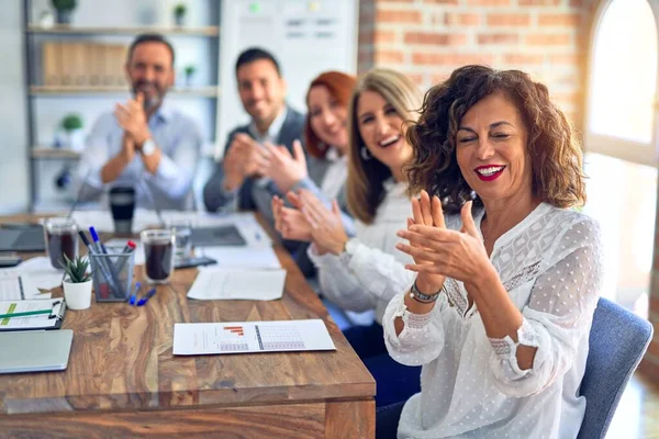 Kelompok Pekerja Tersenyum Bahagia Dan Percaya Diri Bekerja Sama Dengan — Stok Foto