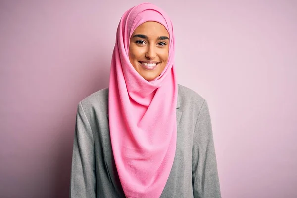 Młoda Piękna Bizneswoman Brunetka Ubrana Różowy Hidżab Muzułmański Biznesową Kurtkę — Zdjęcie stockowe